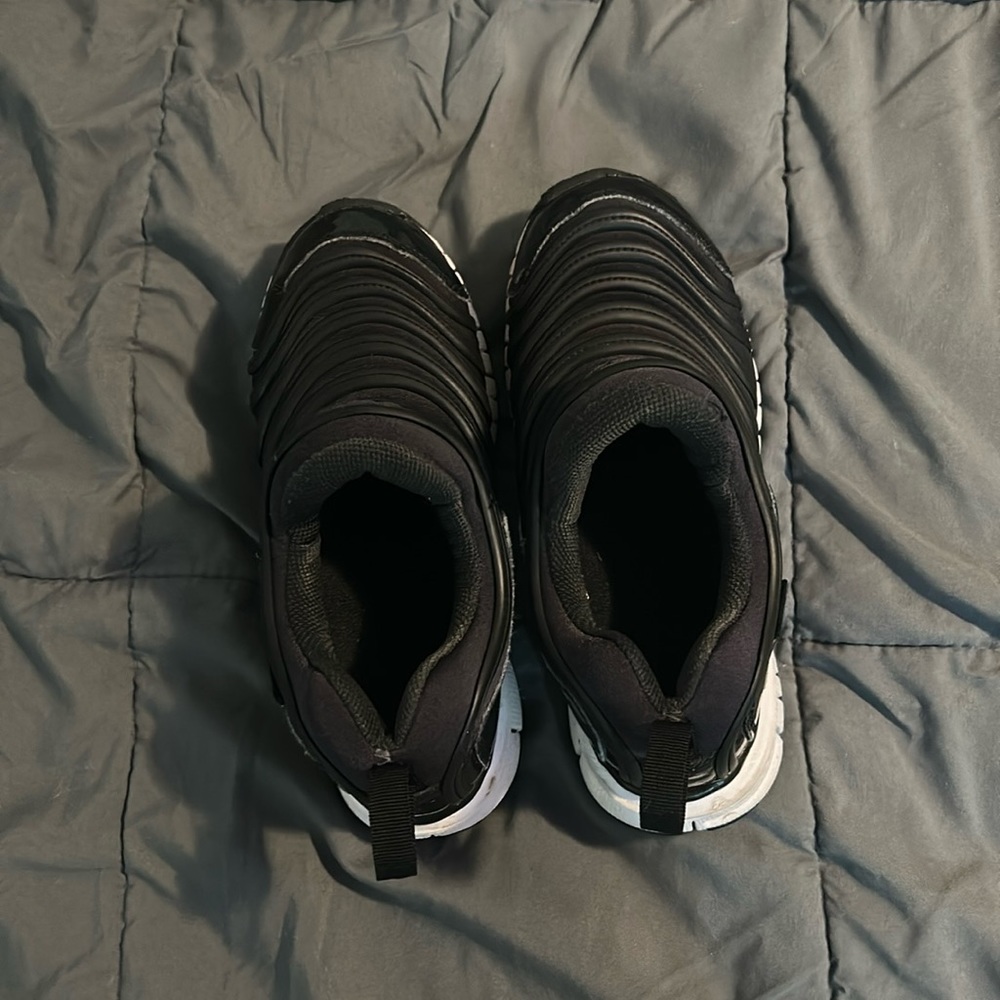 Nike free dynamo kids slip on shoes size 2Y